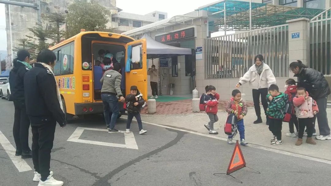 【安全教育】安全乘校車,平安伴我行——偉才美童幼兒園校車應急疏散演練活動 圖片