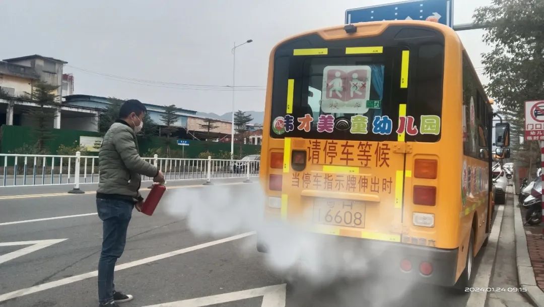 【安全教育】安全乘校車,平安伴我行——偉才美童幼兒園校車應急疏散演練活動 圖片