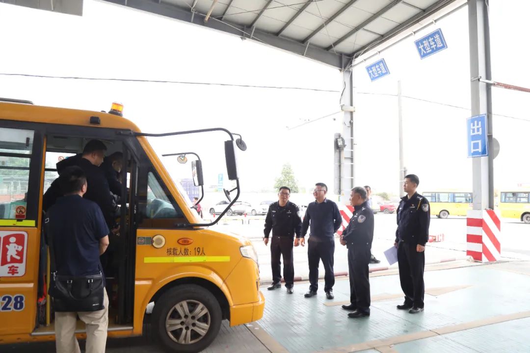 開平公安交警聯合開展校車安全“體檢”與“培訓” 全力護航開學季 圖片