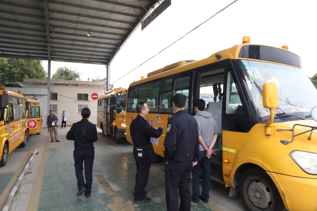 開平公安交警聯合開展校車安全“體檢”與“培訓” 全力護航開學季 圖片