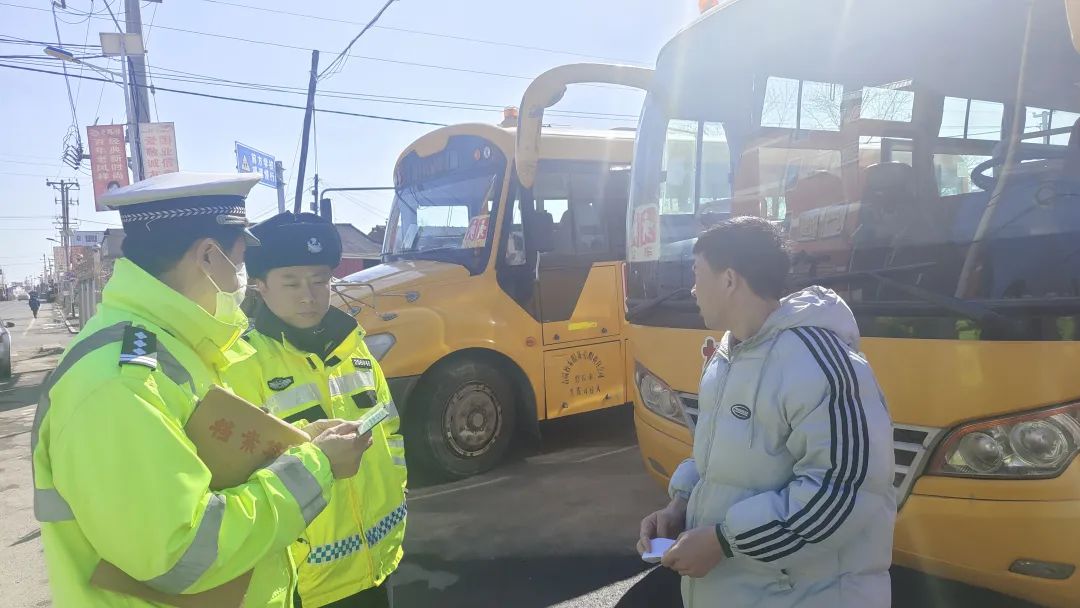 【今日要聞】磐石交巡警大隊開展兩會期間校車安全大檢查 圖片
