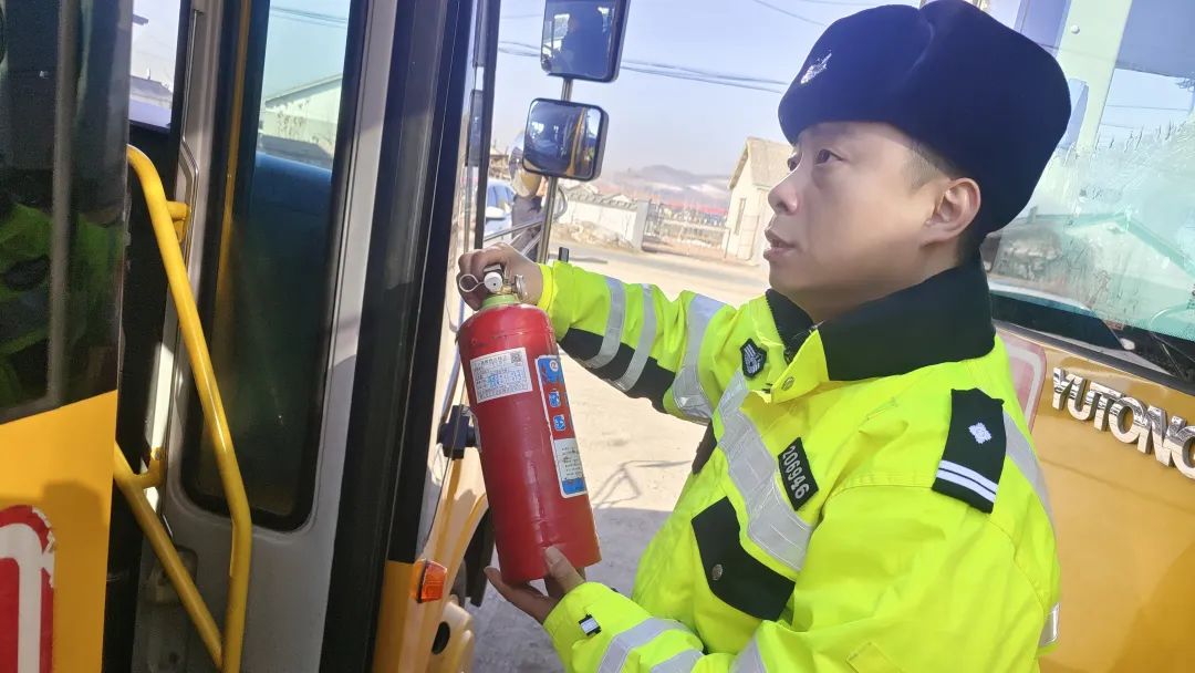 【今日要聞】磐石交巡警大隊開展兩會期間校車安全大檢查 圖片