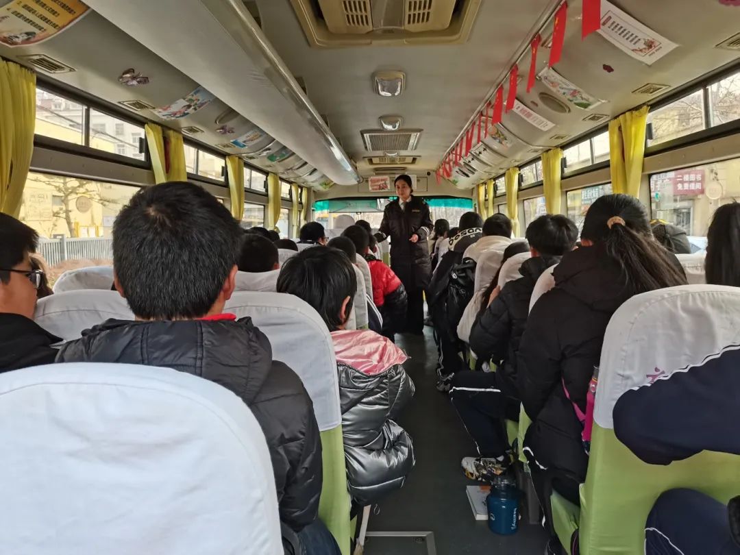 校車疏散常演練 平安出行永相伴——黃山小學2024年開展校車疏散演練活動 校車疏散常演練 平安出行永相伴——黃山小學2024年開展校車疏散演練活動