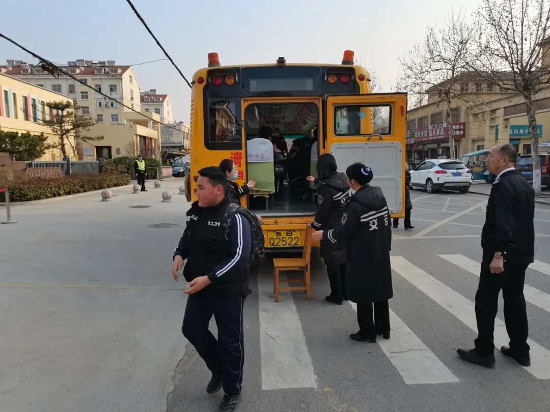 校車疏散常演練 平安出行永相伴——黃山小學2024年開展校車疏散演練活動 校車疏散常演練 平安出行永相伴——黃山小學2024年開展校車疏散演練活動