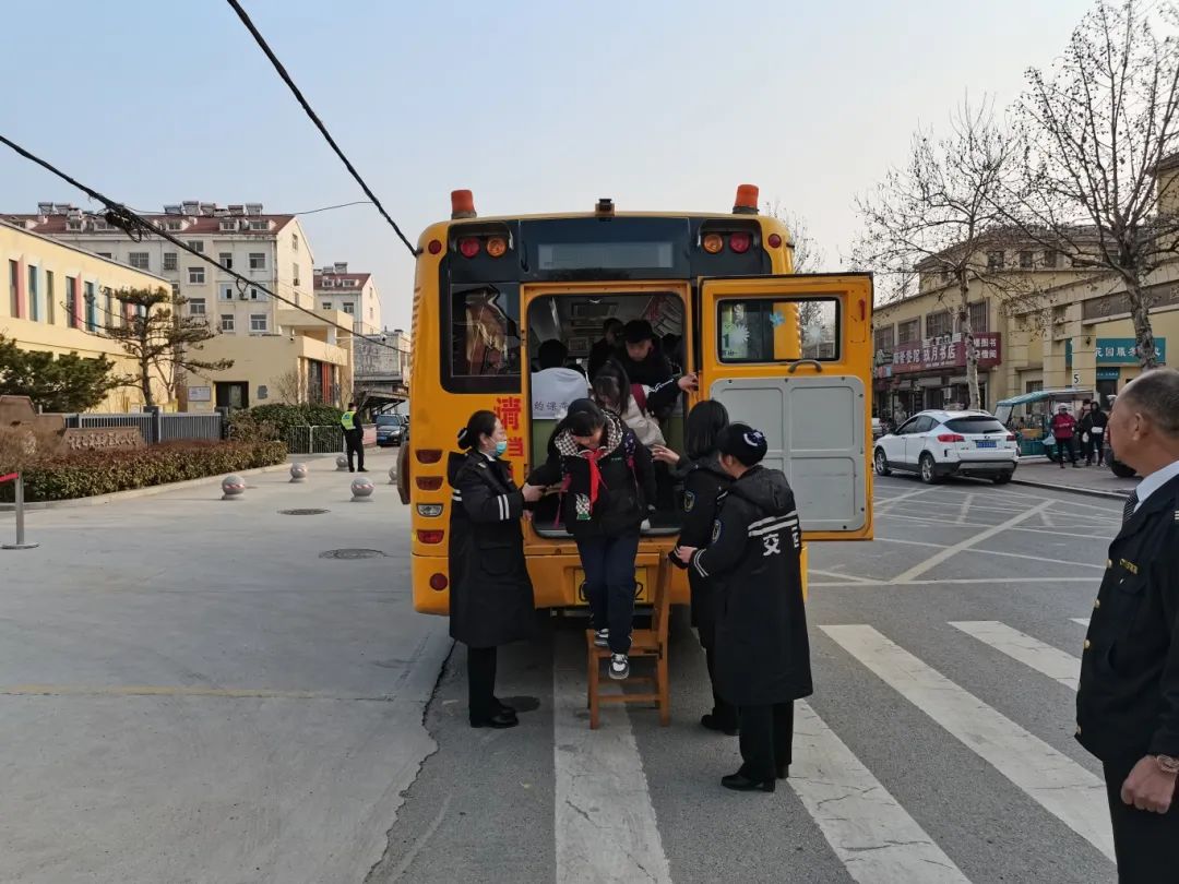 校車疏散常演練 平安出行永相伴——黃山小學2024年開展校車疏散演練活動 校車疏散常演練 平安出行永相伴——黃山小學2024年開展校車疏散演練活動