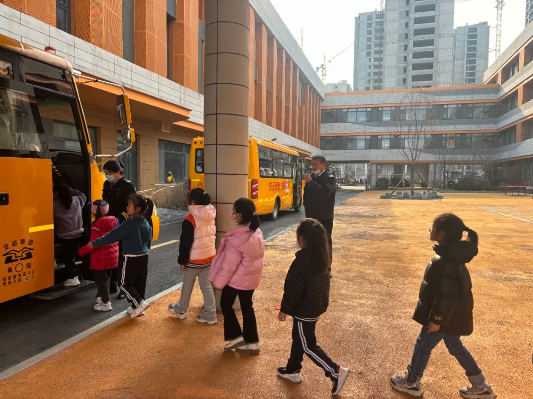 校車演練不松懈,安全意識筑心間——平度市朝陽小學開展校車應急疏散演練活動 圖片