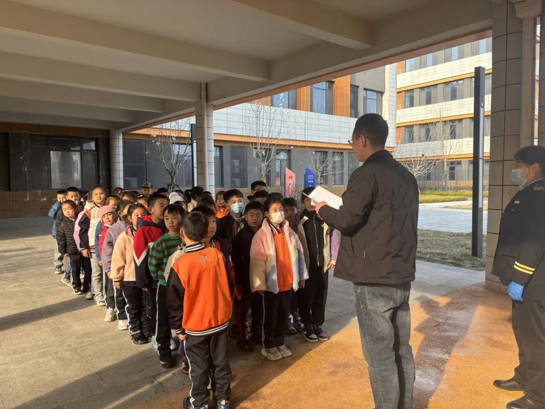 校車演練不松懈,安全意識筑心間——平度市朝陽小學開展校車應急疏散演練活動 圖片