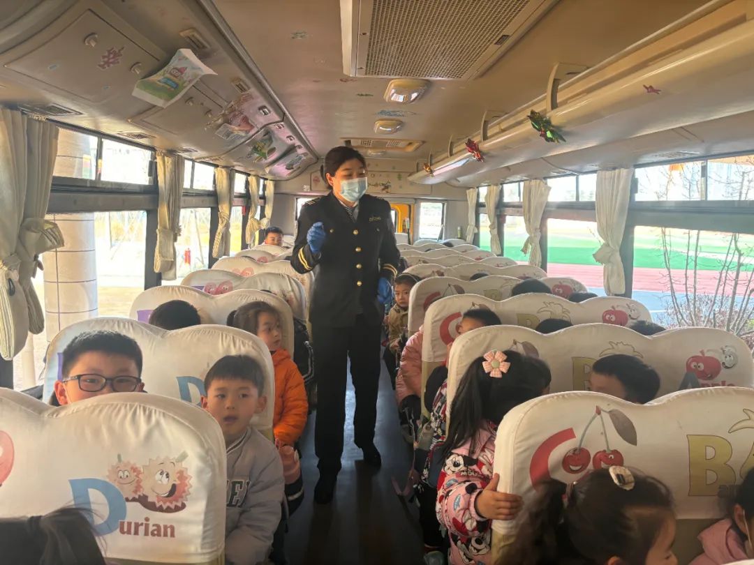 校車演練不松懈,安全意識筑心間——平度市朝陽小學開展校車應急疏散演練活動 圖片