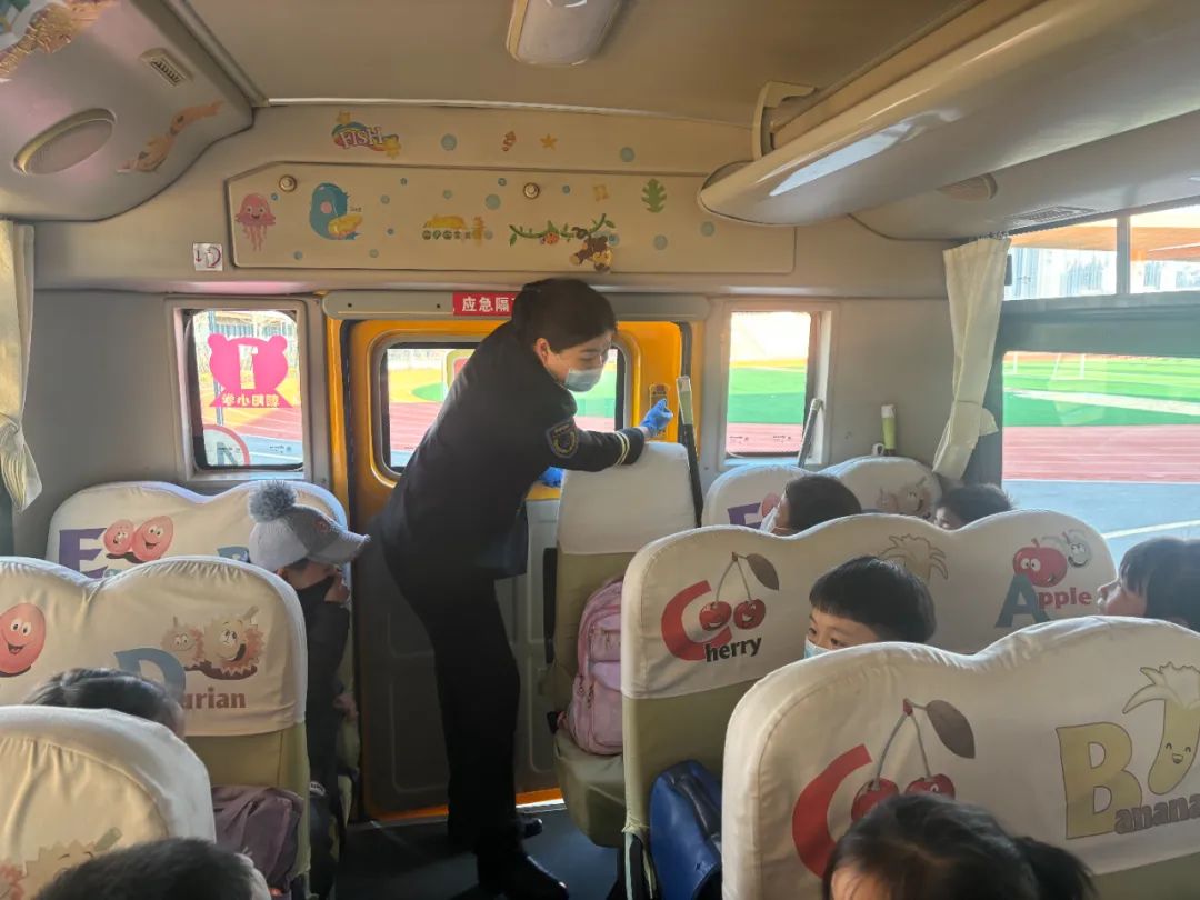 校車演練不松懈,安全意識筑心間——平度市朝陽小學開展校車應急疏散演練活動 圖片