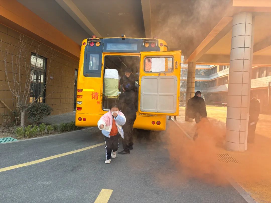 校車演練不松懈,安全意識筑心間——平度市朝陽小學開展校車應急疏散演練活動 圖片