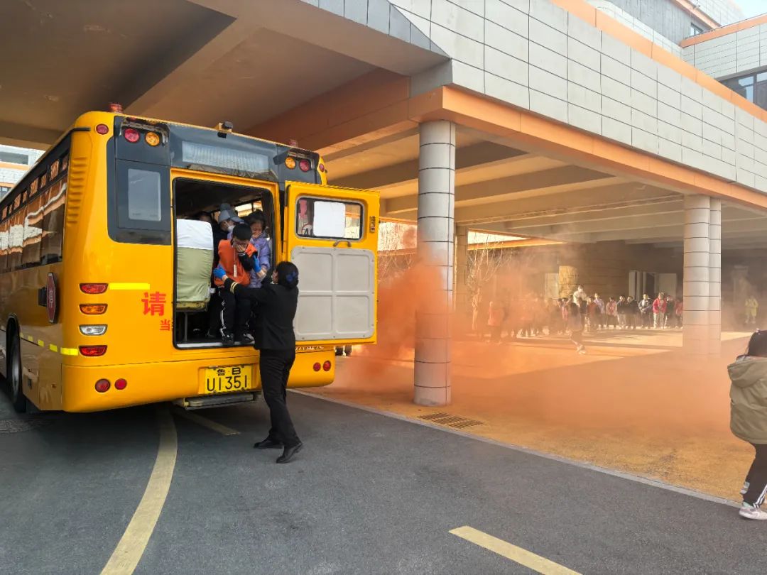 校車演練不松懈,安全意識筑心間——平度市朝陽小學開展校車應急疏散演練活動 圖片