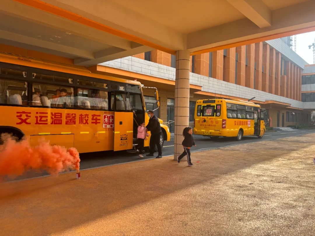 校車演練不松懈,安全意識筑心間——平度市朝陽小學開展校車應急疏散演練活動 圖片