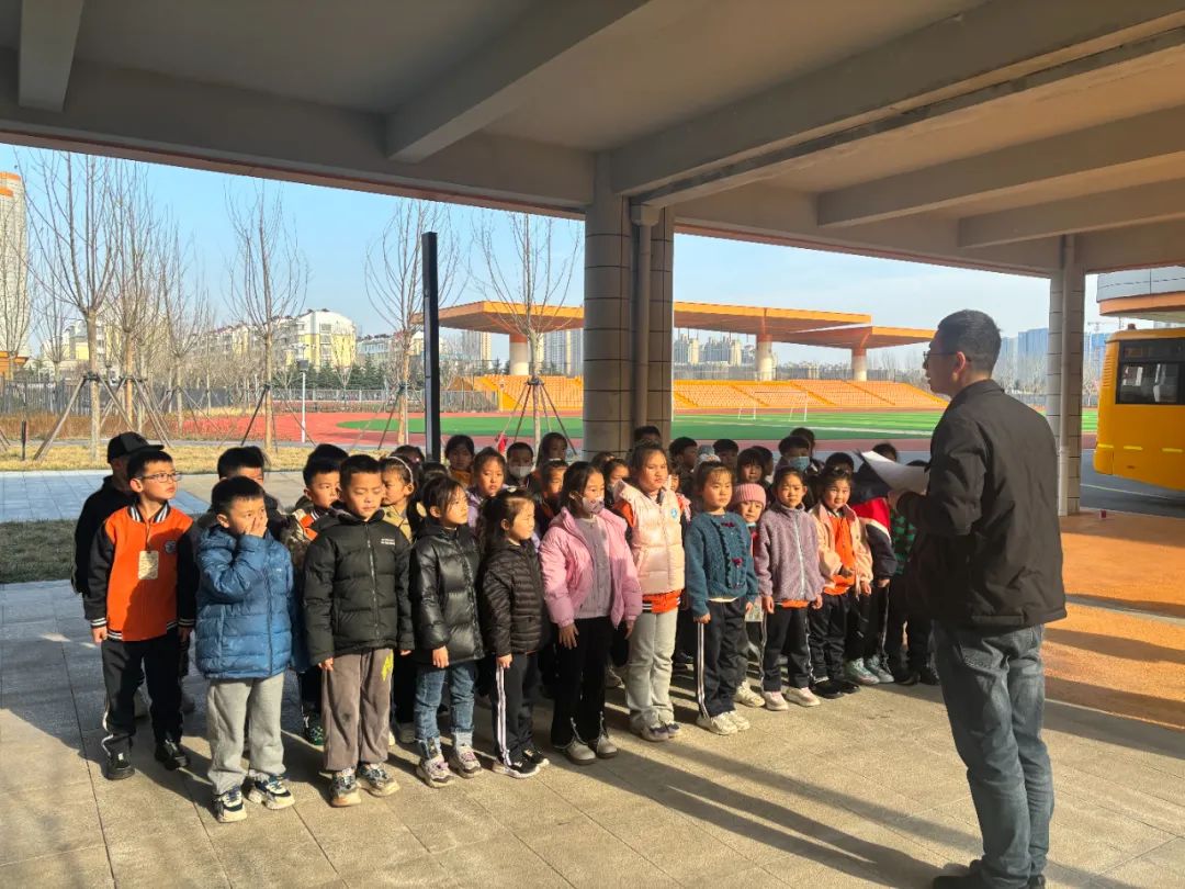 校車演練不松懈,安全意識筑心間——平度市朝陽小學開展校車應急疏散演練活動 圖片
