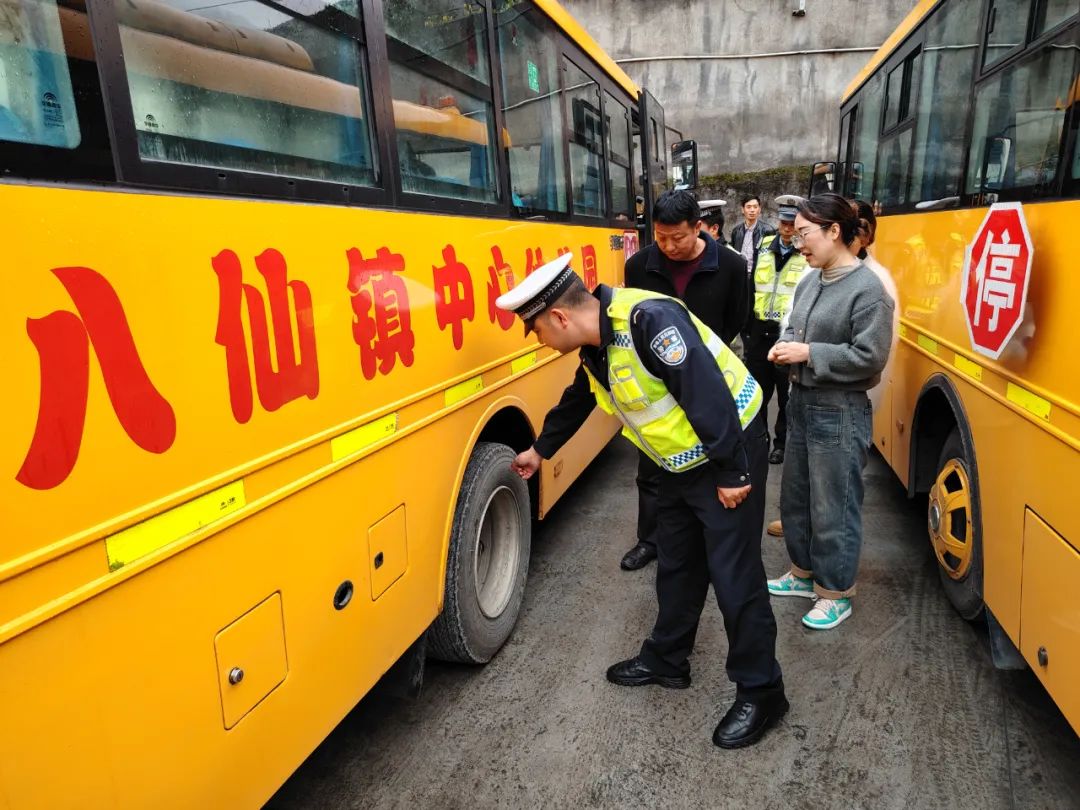 平利交警:開展校車安全“大檢查”系緊學生“安全帶” 圖片