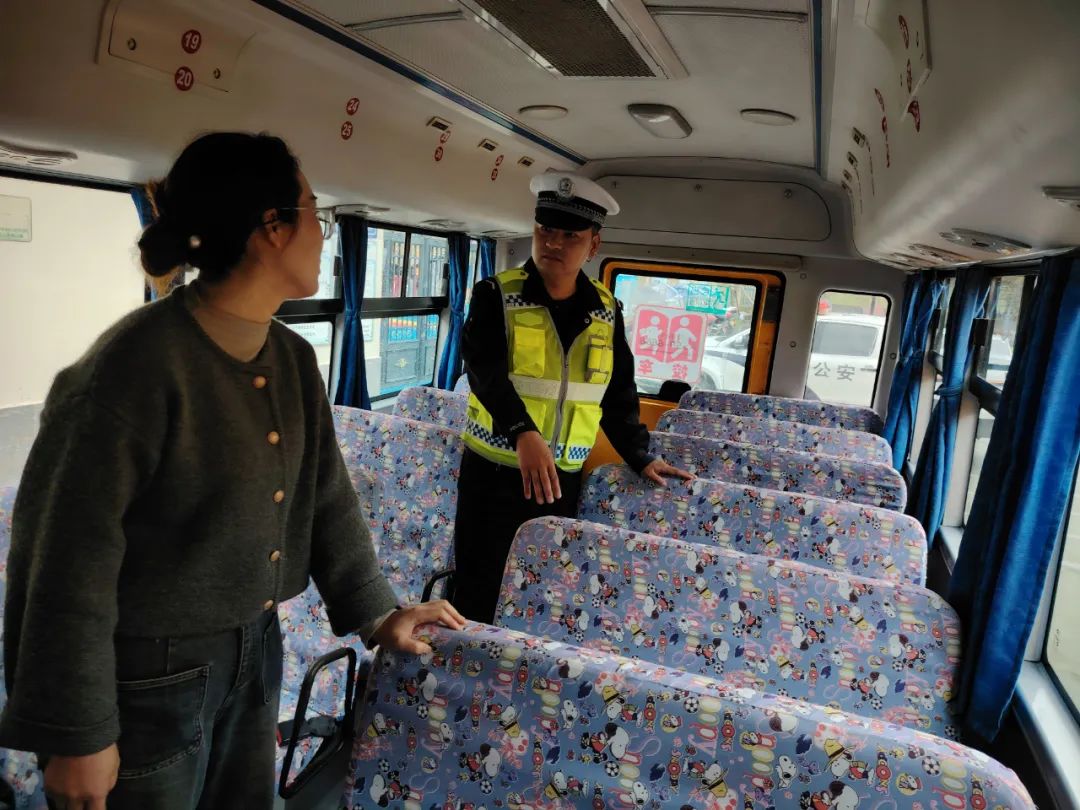 平利交警:開展校車安全“大檢查”系緊學生“安全帶” 圖片
