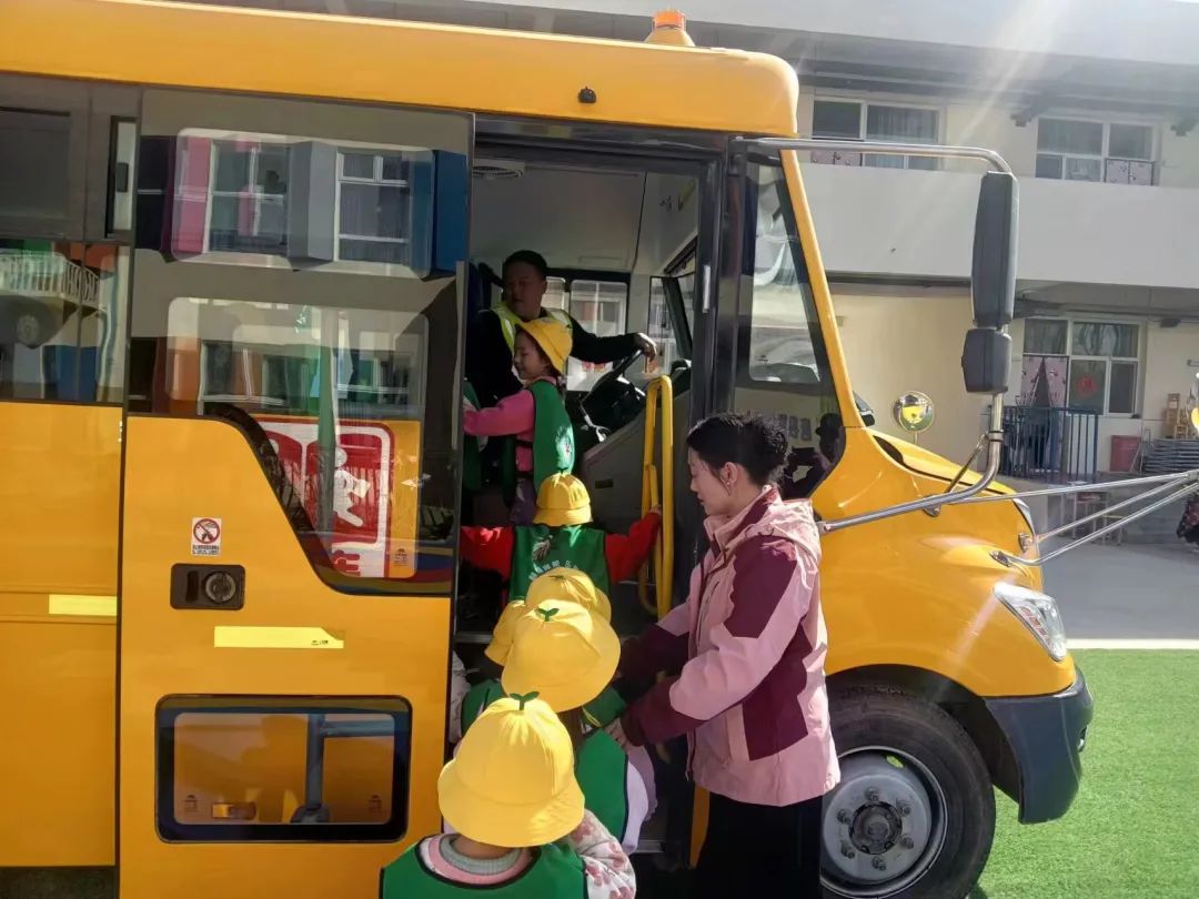 生命至高無上,安全責任為天 唐縣浩正公司校車安全演練 圖片