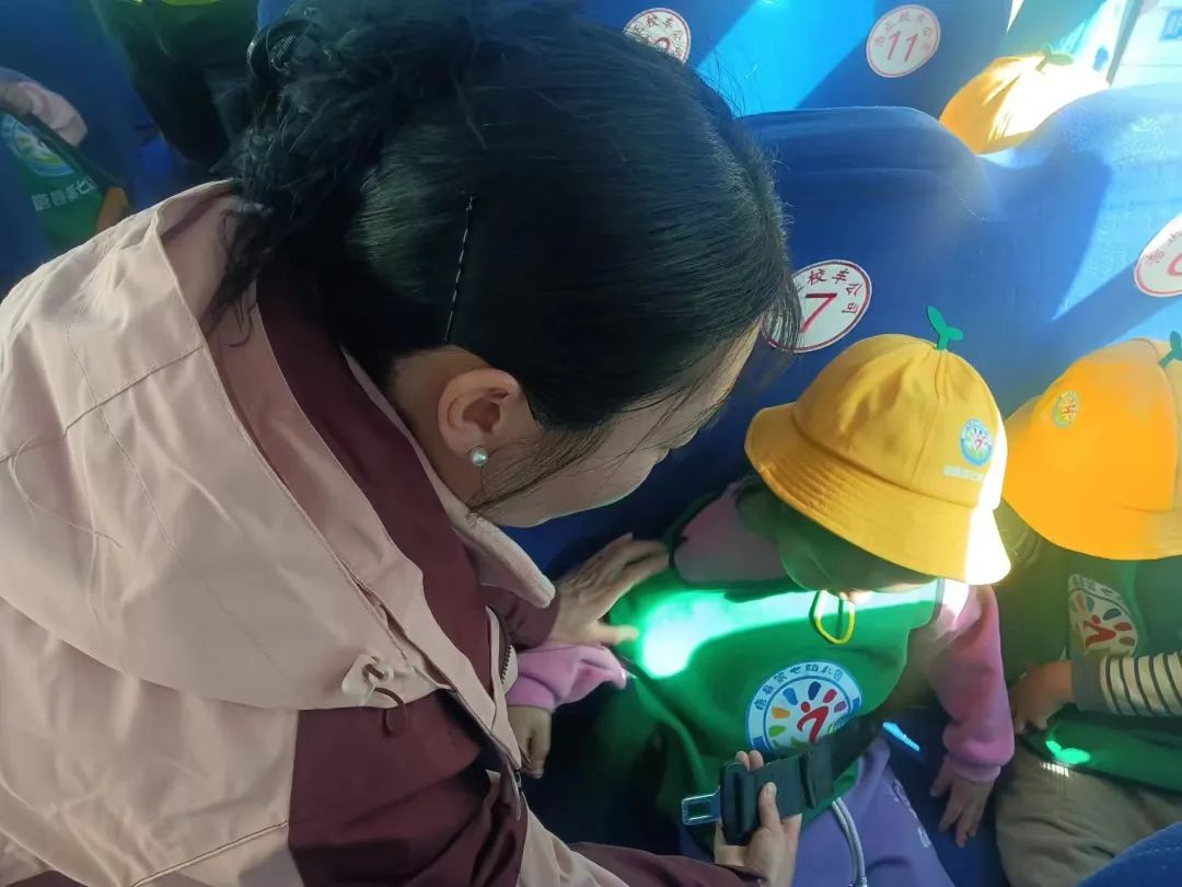 生命至高無上,安全責任為天 唐縣浩正公司校車安全演練 圖片