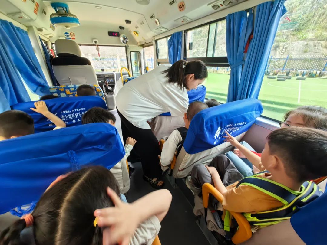 為愛護航,安全抵達——蓋尾金豆苗幼兒園校車安全演練 圖片