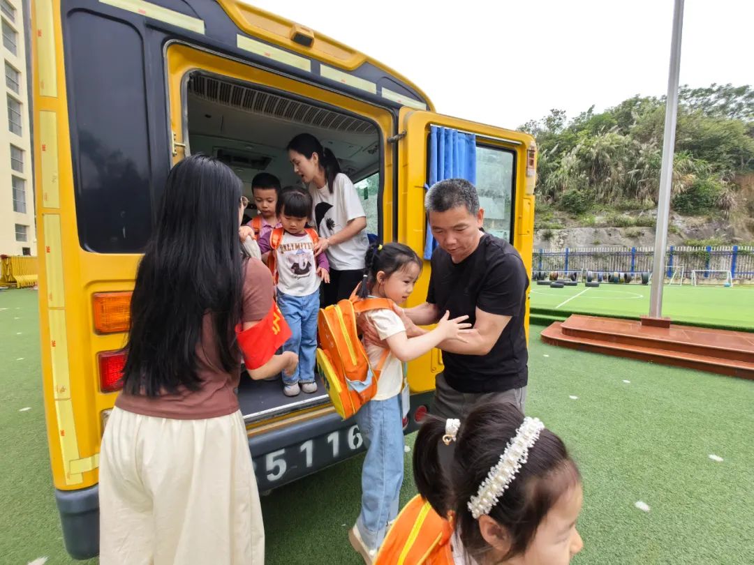 為愛護航,安全抵達——蓋尾金豆苗幼兒園校車安全演練 圖片
