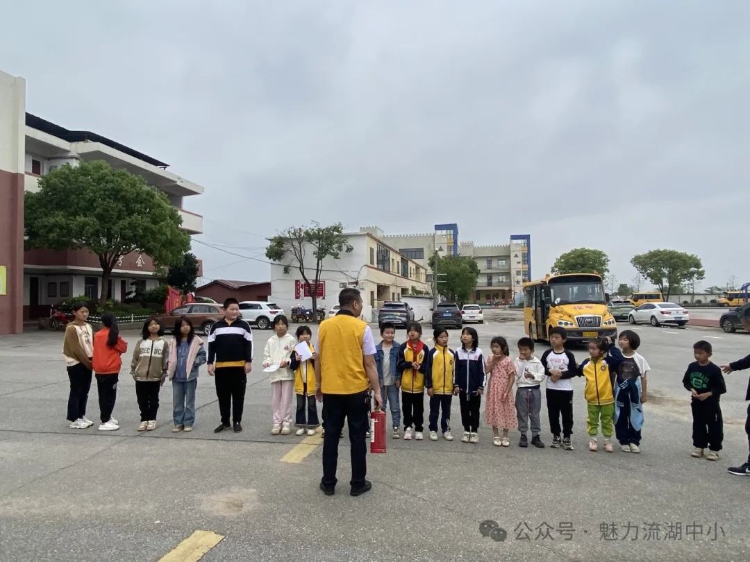 以演筑防 安全護(hù)航 | 紅谷灘區(qū)流湖中心小學(xué)開(kāi)展校車(chē)應(yīng)急逃生演練活動(dòng) 圖片