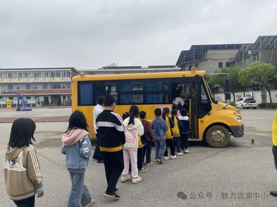 以演筑防 安全護(hù)航 | 紅谷灘區(qū)流湖中心小學(xué)開(kāi)展校車(chē)應(yīng)急逃生演練活動(dòng) 以演筑防 安全護(hù)航 | 紅谷灘區(qū)流湖中心小學(xué)開(kāi)展校車(chē)應(yīng)急逃生演練活動(dòng)