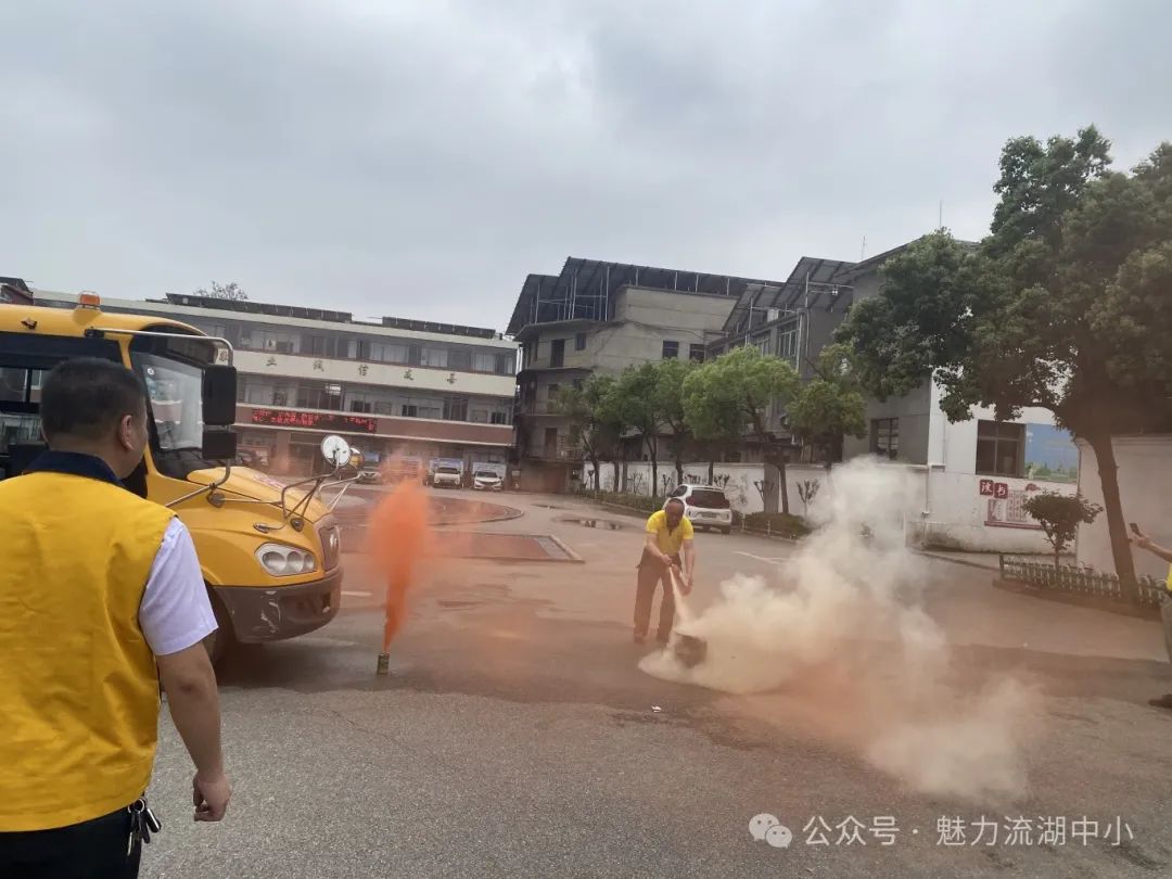 以演筑防 安全護(hù)航 | 紅谷灘區(qū)流湖中心小學(xué)開(kāi)展校車(chē)應(yīng)急逃生演練活動(dòng) 圖片