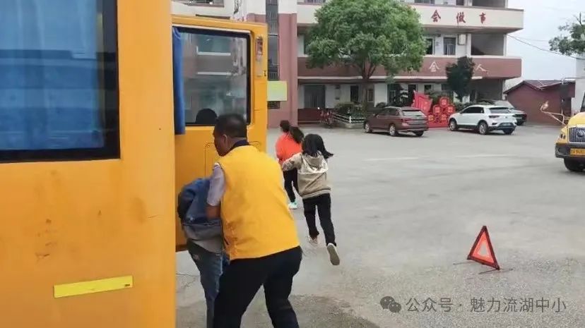 以演筑防 安全護(hù)航 | 紅谷灘區(qū)流湖中心小學(xué)開(kāi)展校車(chē)應(yīng)急逃生演練活動(dòng) 以演筑防 安全護(hù)航 | 紅谷灘區(qū)流湖中心小學(xué)開(kāi)展校車(chē)應(yīng)急逃生演練活動(dòng)