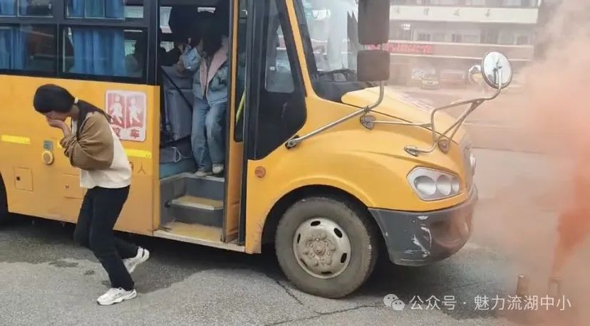 以演筑防 安全護(hù)航 | 紅谷灘區(qū)流湖中心小學(xué)開(kāi)展校車(chē)應(yīng)急逃生演練活動(dòng) 以演筑防 安全護(hù)航 | 紅谷灘區(qū)流湖中心小學(xué)開(kāi)展校車(chē)應(yīng)急逃生演練活動(dòng)