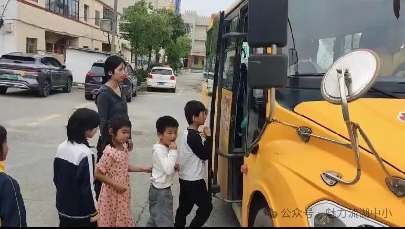 以演筑防 安全護(hù)航 | 紅谷灘區(qū)流湖中心小學(xué)開(kāi)展校車(chē)應(yīng)急逃生演練活動(dòng) 圖片