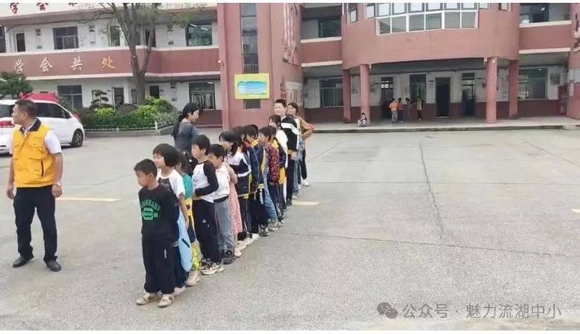 以演筑防 安全護(hù)航 | 紅谷灘區(qū)流湖中心小學(xué)開(kāi)展校車(chē)應(yīng)急逃生演練活動(dòng) 圖片