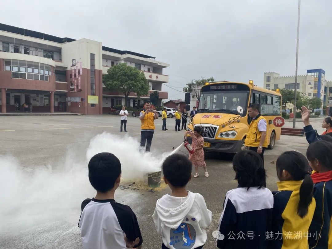以演筑防 安全護(hù)航 | 紅谷灘區(qū)流湖中心小學(xué)開(kāi)展校車(chē)應(yīng)急逃生演練活動(dòng) 圖片