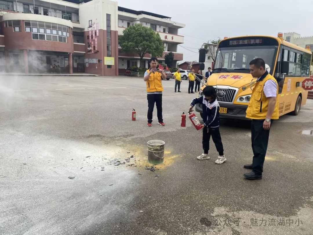 以演筑防 安全護(hù)航 | 紅谷灘區(qū)流湖中心小學(xué)開(kāi)展校車(chē)應(yīng)急逃生演練活動(dòng) 以演筑防 安全護(hù)航 | 紅谷灘區(qū)流湖中心小學(xué)開(kāi)展校車(chē)應(yīng)急逃生演練活動(dòng)