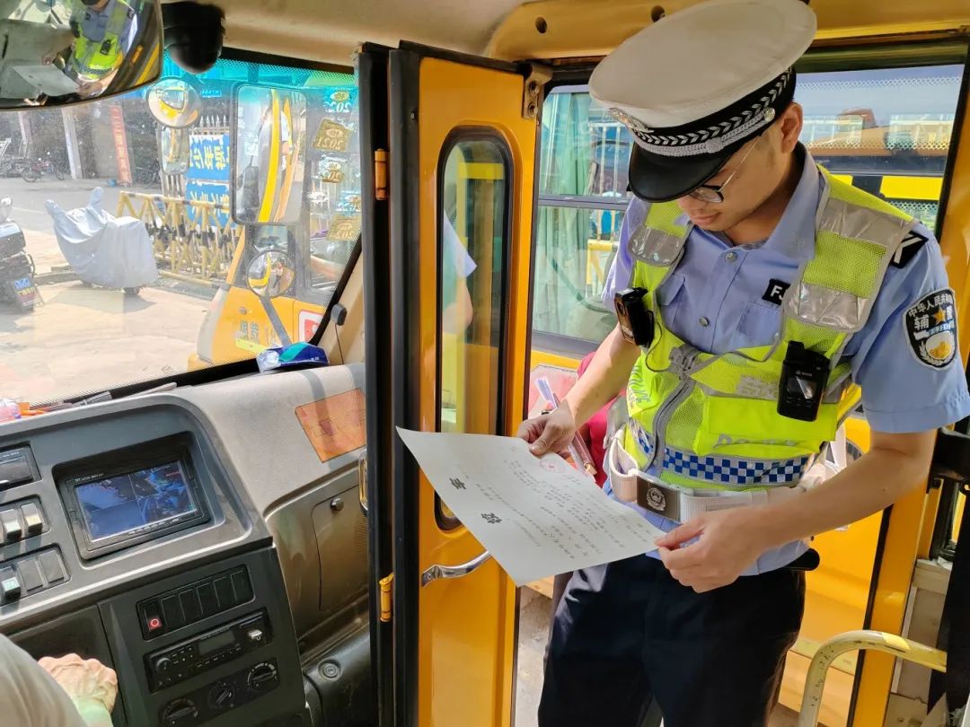 為校車“做體檢”!通挽鎮聯合多部門開展校車安全大檢查 為校車“做體檢”!通挽鎮聯合多部門開展校車安全大檢查