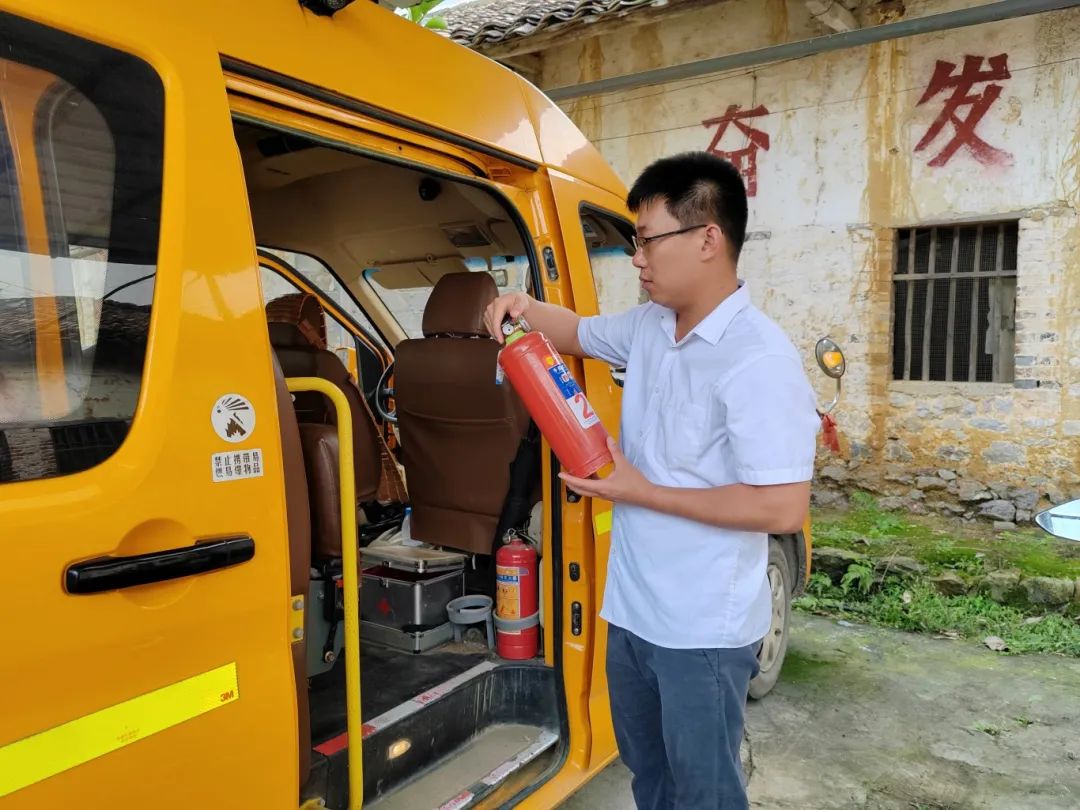 為校車“做體檢”!通挽鎮聯合多部門開展校車安全大檢查 為校車“做體檢”!通挽鎮聯合多部門開展校車安全大檢查