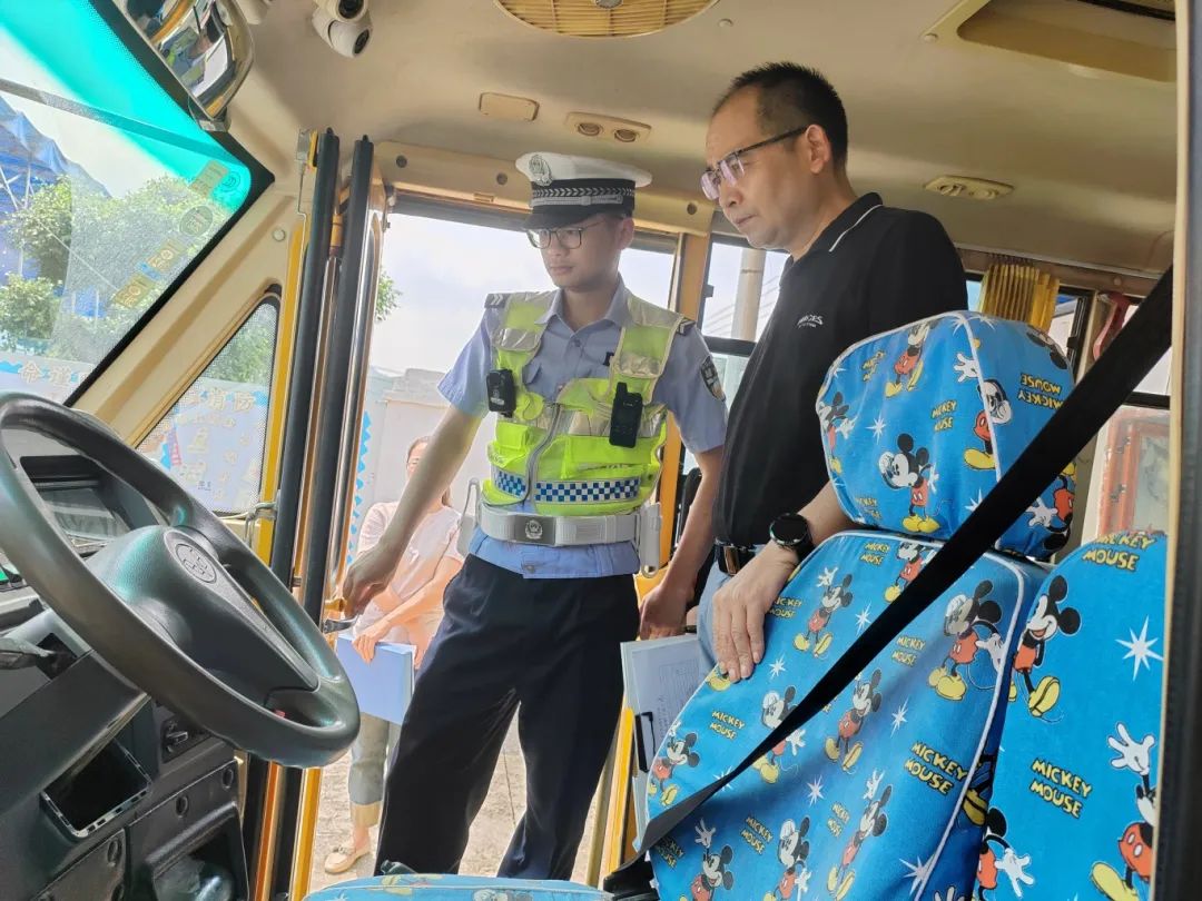 為校車“做體檢”!通挽鎮聯合多部門開展校車安全大檢查 為校車“做體檢”!通挽鎮聯合多部門開展校車安全大檢查
