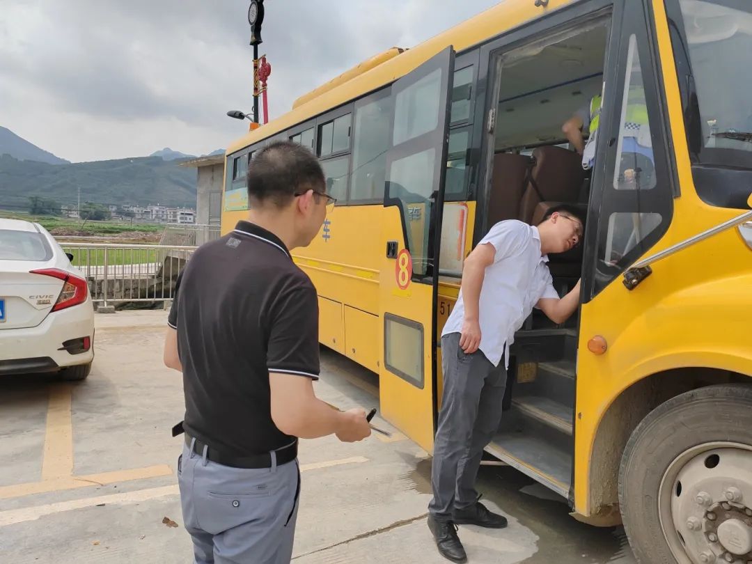 為校車“做體檢”!通挽鎮聯合多部門開展校車安全大檢查 為校車“做體檢”!通挽鎮聯合多部門開展校車安全大檢查