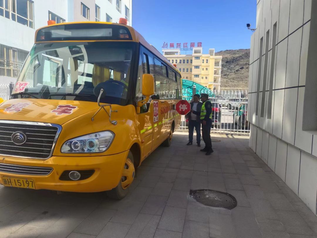 教育局聯(lián)合交警部門開展校車安全檢查/ 圖片