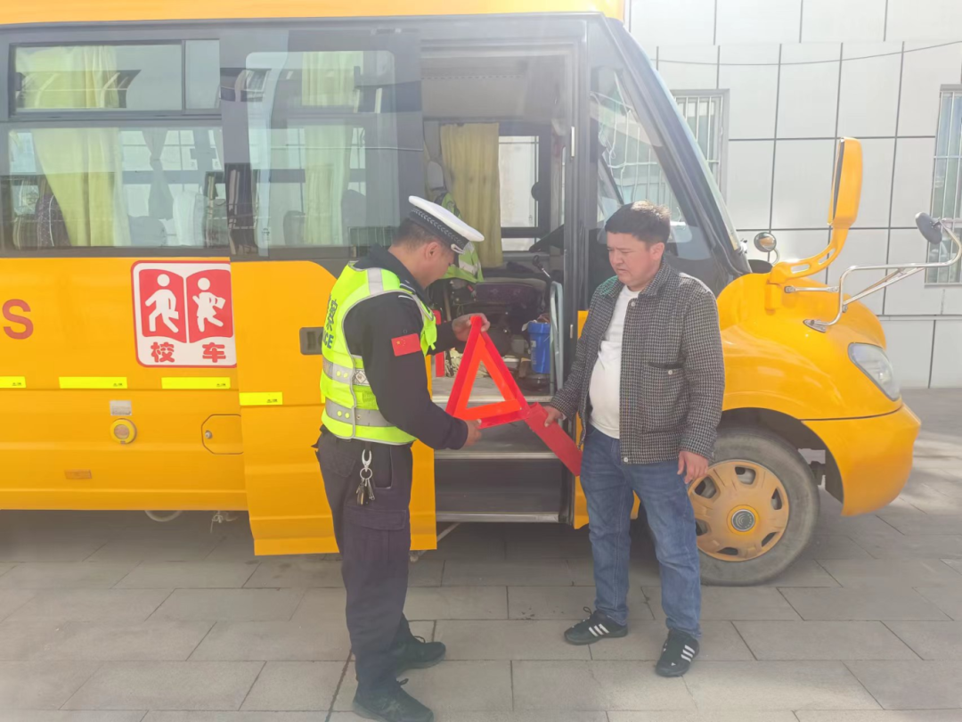 教育局聯(lián)合交警部門開展校車安全檢查/ 圖片