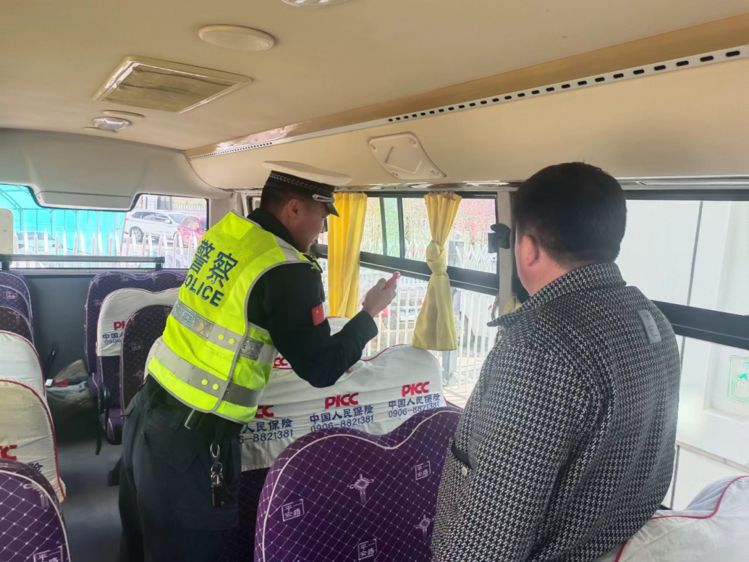 教育局聯(lián)合交警部門開展校車安全檢查/ 圖片