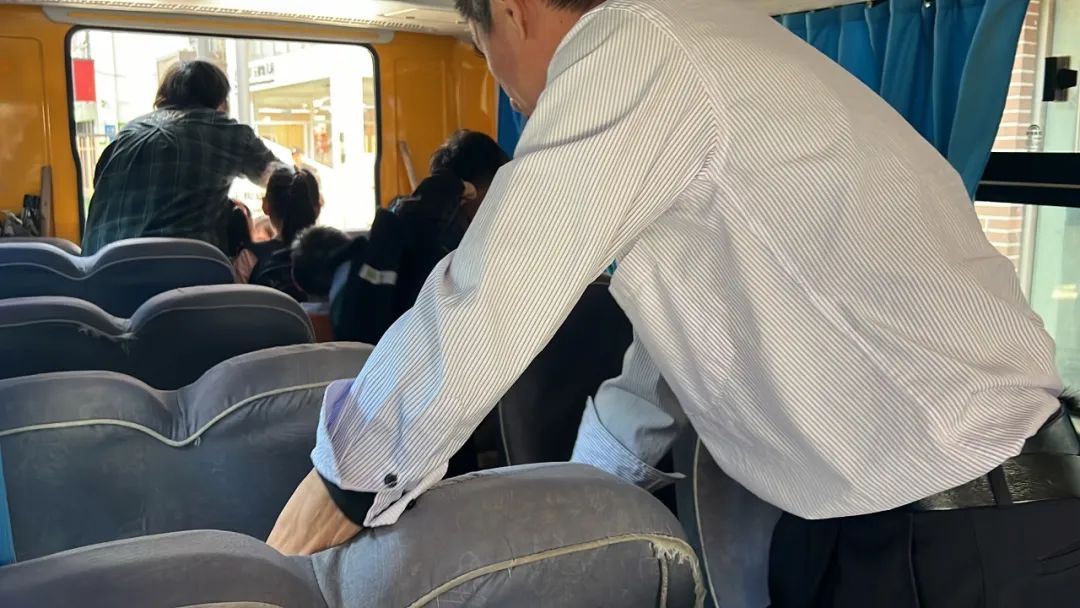 “為愛護(hù)航,校車安全伴我行”——上海松江區(qū)玉樹幼兒園校車安全應(yīng)急演練活動(dòng) “為愛護(hù)航,校車安全伴我行”——上海松江區(qū)玉樹幼兒園校車安全應(yīng)急演練活動(dòng)