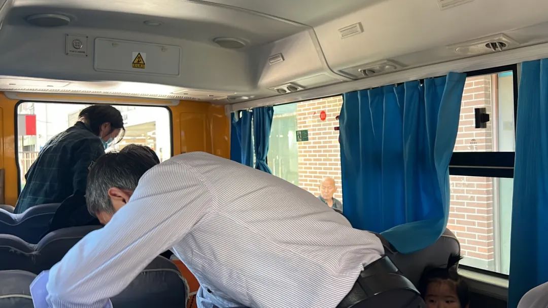 “為愛護(hù)航,校車安全伴我行”——上海松江區(qū)玉樹幼兒園校車安全應(yīng)急演練活動(dòng) “為愛護(hù)航,校車安全伴我行”——上海松江區(qū)玉樹幼兒園校車安全應(yīng)急演練活動(dòng)