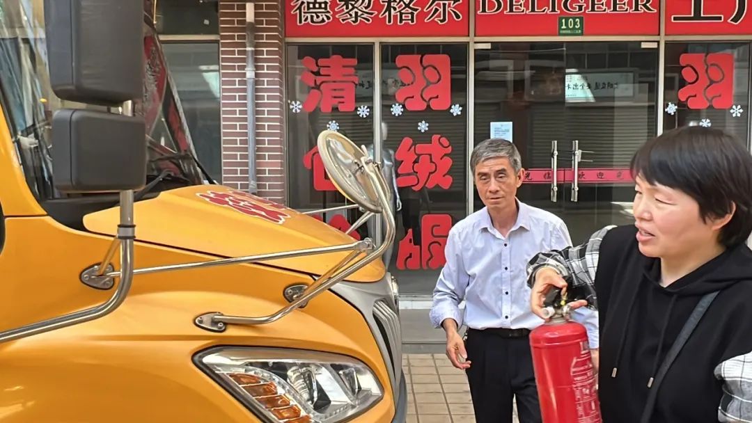 “為愛護(hù)航,校車安全伴我行”——上海松江區(qū)玉樹幼兒園校車安全應(yīng)急演練活動(dòng) “為愛護(hù)航,校車安全伴我行”——上海松江區(qū)玉樹幼兒園校車安全應(yīng)急演練活動(dòng)