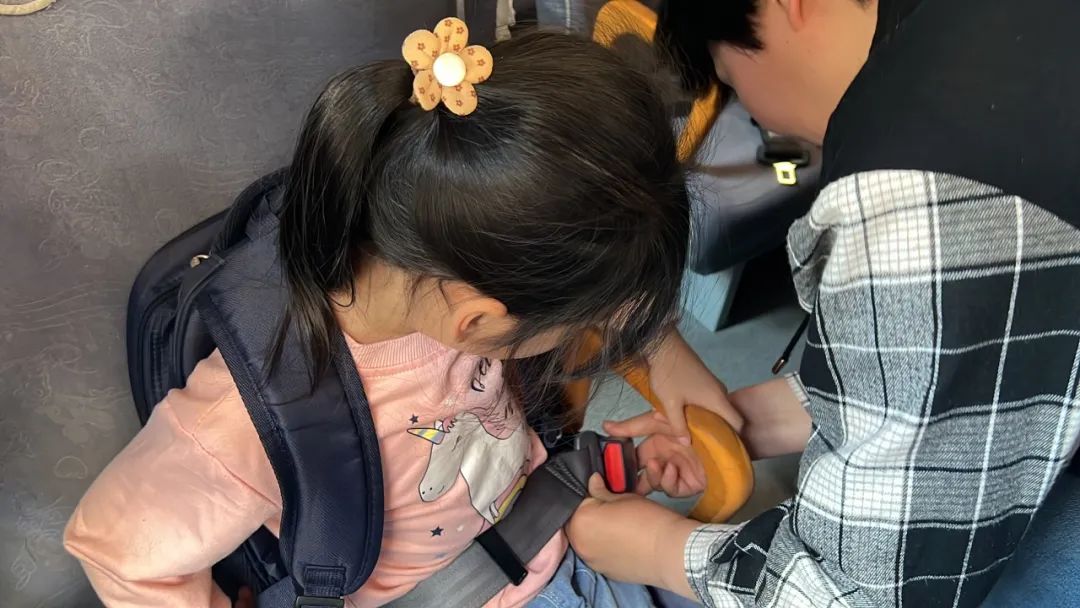 “為愛護(hù)航,校車安全伴我行”——上海松江區(qū)玉樹幼兒園校車安全應(yīng)急演練活動(dòng) “為愛護(hù)航,校車安全伴我行”——上海松江區(qū)玉樹幼兒園校車安全應(yīng)急演練活動(dòng)