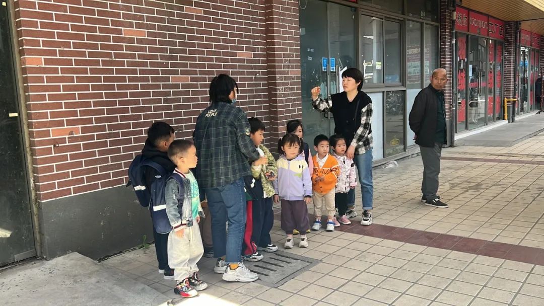 “為愛護(hù)航,校車安全伴我行”——上海松江區(qū)玉樹幼兒園校車安全應(yīng)急演練活動(dòng) “為愛護(hù)航,校車安全伴我行”——上海松江區(qū)玉樹幼兒園校車安全應(yīng)急演練活動(dòng)