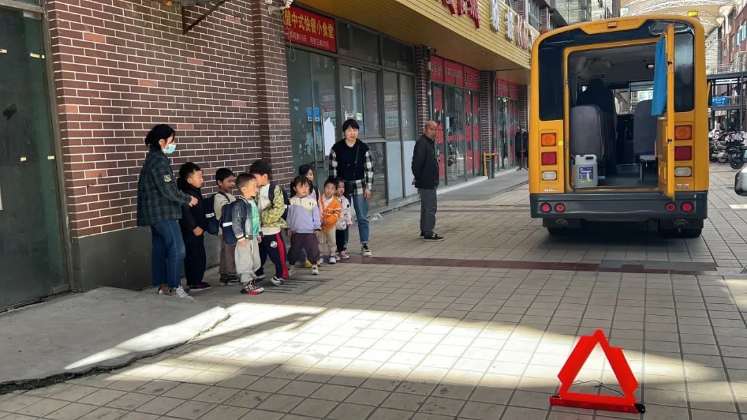 “為愛護(hù)航,校車安全伴我行”——上海松江區(qū)玉樹幼兒園校車安全應(yīng)急演練活動(dòng) “為愛護(hù)航,校車安全伴我行”——上海松江區(qū)玉樹幼兒園校車安全應(yīng)急演練活動(dòng)