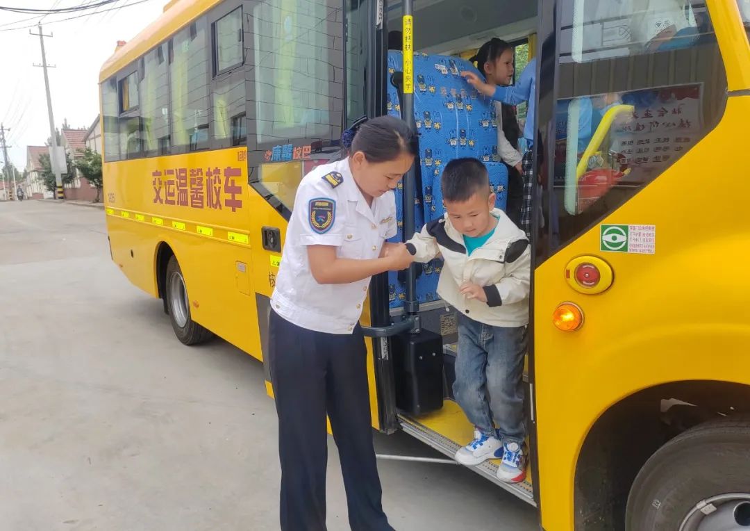 幼兒校車開通巧遇“520” ,用愛護(hù)航孩子求學(xué)路 圖片