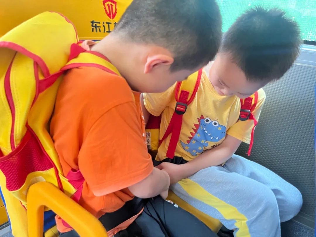 安全乘校車 平安伴我行——大嶺金色未來幼兒園校車消防應急演練 安全乘校車 平安伴我行——大嶺金色未來幼兒園校車消防應急演練