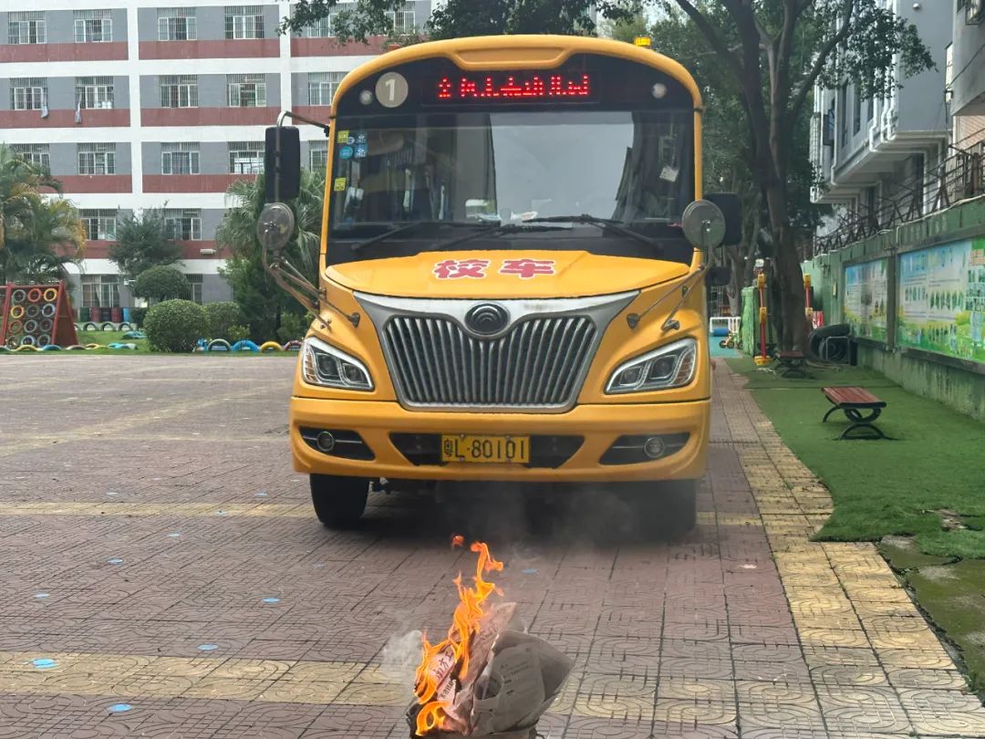 安全乘校車 平安伴我行——大嶺金色未來幼兒園校車消防應急演練 安全乘校車 平安伴我行——大嶺金色未來幼兒園校車消防應急演練