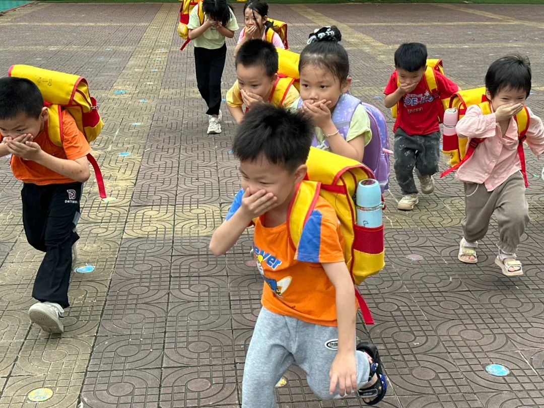 安全乘校車 平安伴我行——大嶺金色未來幼兒園校車消防應急演練 安全乘校車 平安伴我行——大嶺金色未來幼兒園校車消防應急演練