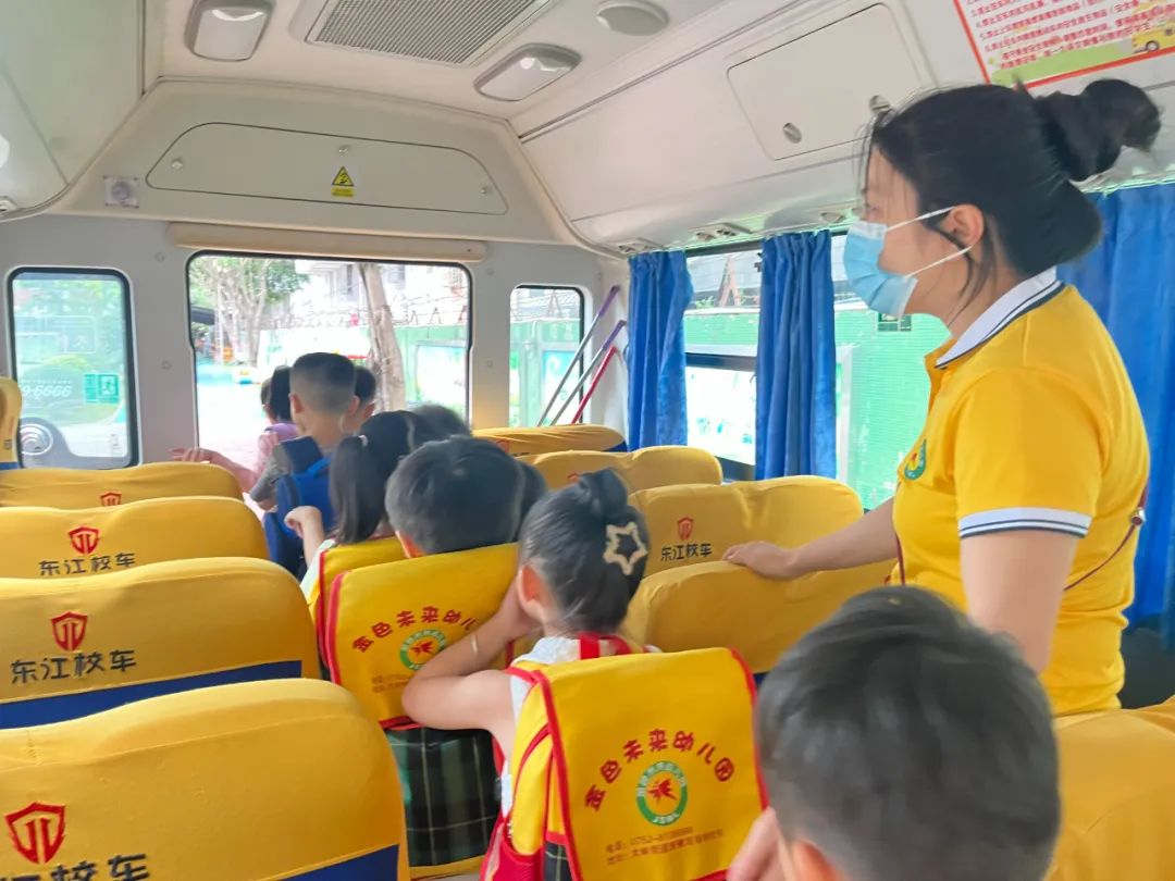 安全乘校車 平安伴我行——大嶺金色未來幼兒園校車消防應急演練 安全乘校車 平安伴我行——大嶺金色未來幼兒園校車消防應急演練